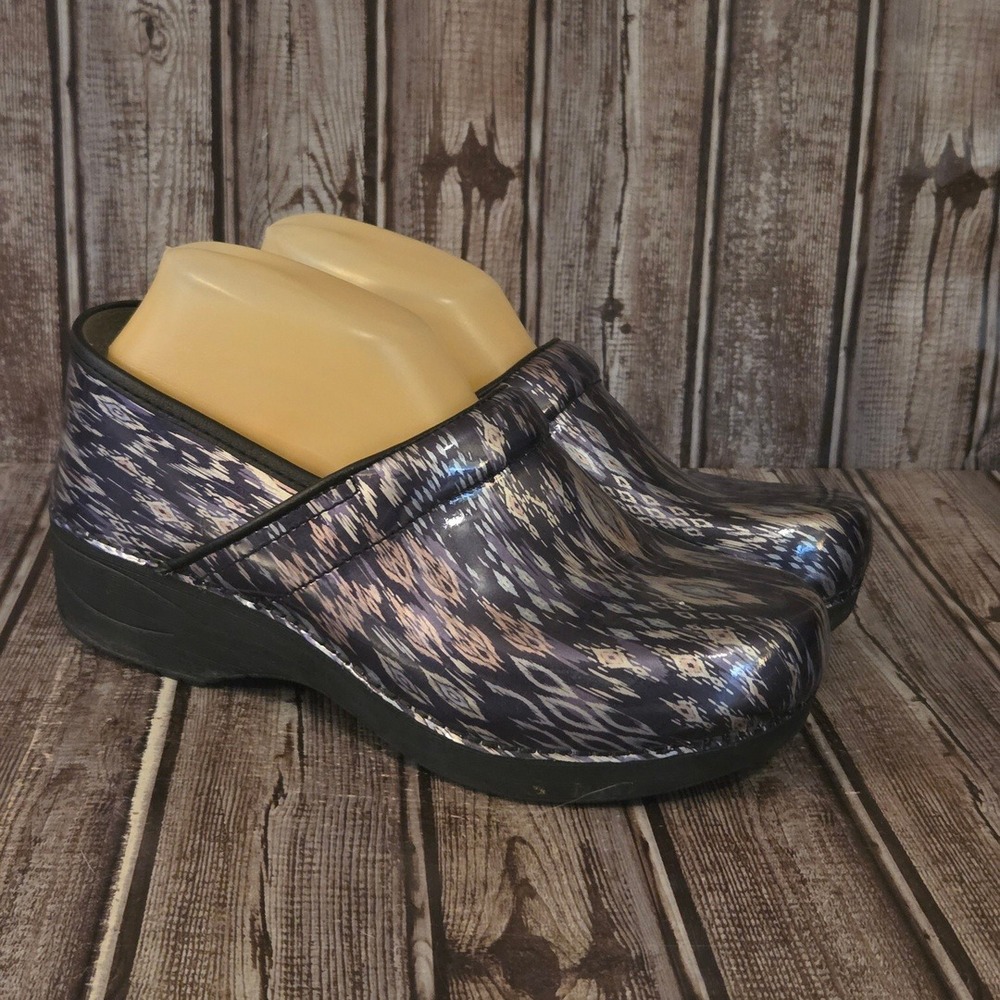Sz 40/ 9.5-10 Womens Dansko XP 2.0 Blue Ikat Metallic Patent Clogs Excellent